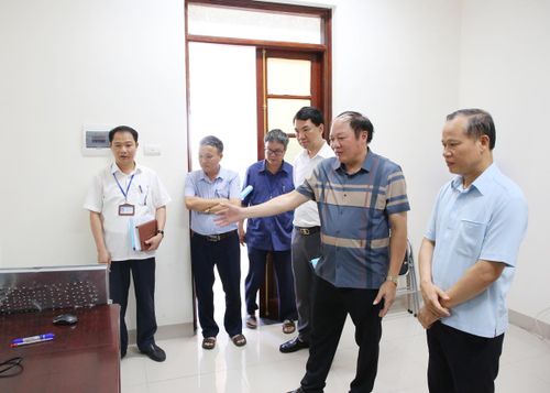 Đoàn công tác kiểm tra phòng chứa đề thi, bài thi tại Điểm thi THPT Gia Bình số 1.