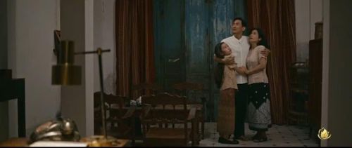Nguyễn Thành cùng vợ con đầy âu lo trước biến cố đảo chính trong tập 10 phim "Tận hiến".