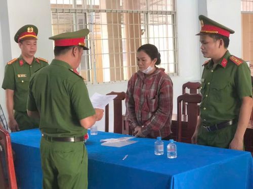 Cơ quan điều tra tống đạt quyết định tố tụng đối với bị can Nhi.