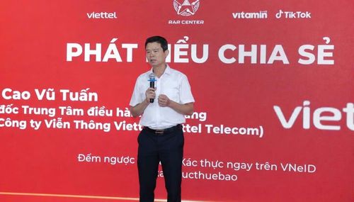Ông Cao Vũ Tuấn, Giám đốc Trung tâm Điều hành bán hàng Viettel Telecom phát biểu tại lễ phát động.