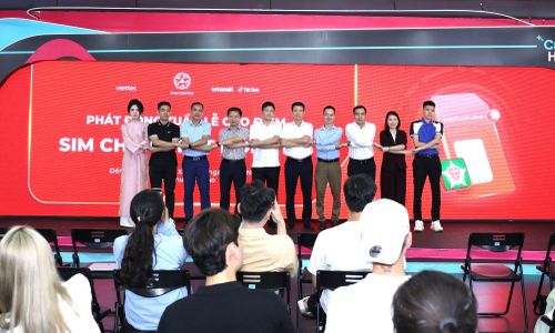 Các đại biểu tham dự nghi thức phát động Tuần lễ cao điểm cùng cuộc thi “SIM chuẩn – kết nối thật”.