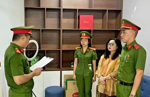 Cơ quan CSĐT Công an TP Đà Nẵng tống đạt quyết định khời tố bị can đối với Lê Thị Oanh.