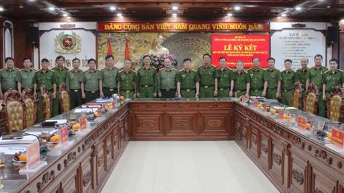 Các đại biểu dự buổi lễ.