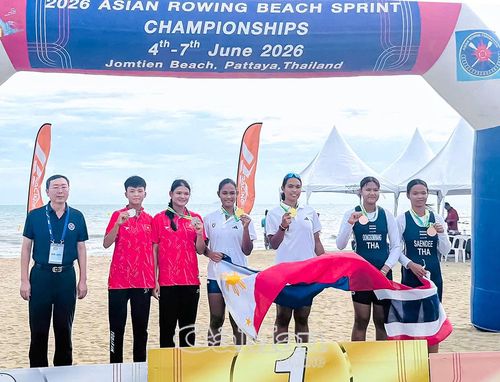 VĐV Mai Thị Ý Nhi (áo đỏ, thứ 3 bên trái) cùng Phạm Thị Thùy Dung (Việt Nam) xuất sắc giành HCB ở nội dung U19 nữ thuyền đôi (W2X).