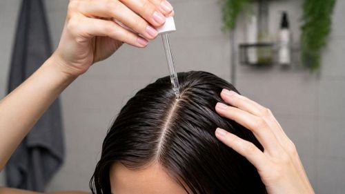 Việc sử dụng giấm trắng pha loãng có thể giúp da đầu sạch thoáng hơn