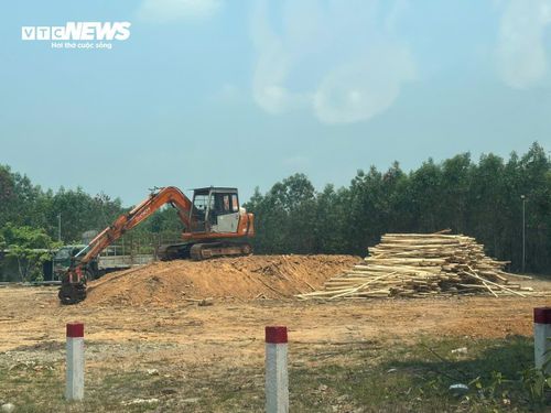 Mặc dù các chủ trạm cân thu mua keo tràm ở xã Hưng Lộc (TP Huế) đều khẳng định hoạt động "đầy đủ thủ tục" nhưng chính quyền xã này khẳng định tất cả đều chưa đủ điều kiện hoạt động theo quy định. 