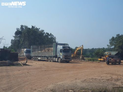 Trạm cân tại Km 1029 đường Hồ Chí Minh nhánh đông - Khu vực ngã tư Bang (xã Kim Ngân, tỉnh Quảng Trị) vẫn ngang nhiên hoạt động dù đang bị tạm đình chỉ. (Ảnh chụp ngày 10/4).