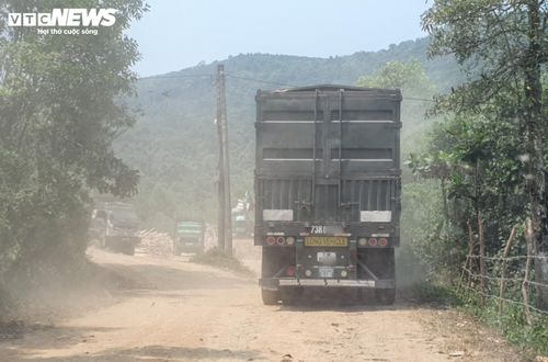 Trạm cân keo tràm trái phép nằm sát đường Hồ Chí Minh tại Km939+553 (nằm cạnh cầu Công Nhân, xã Phong Nha) hoạt động rầm rộ trong ngày 6/4, kéo theo bụi bay mù mịt.
