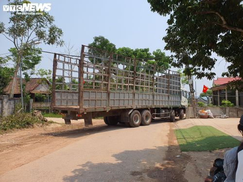 Xe tải đầu kéo vào ‘lấy hàng’ tại trạm cân thôn 3 (đối diện trạm y tế xã Lâm Trạch cũ – nay là xã Phong Nha, tỉnh Quảng Trị) chắn hết lối đi đường dân sinh.
