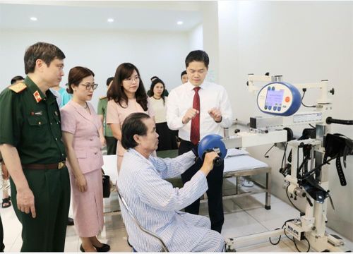 Lãnh đạo Bộ Y tế kiểm tra công tác điều trị tại Viện Y học cổ truyền Quân đội. Ảnh: TRẦN MINH
