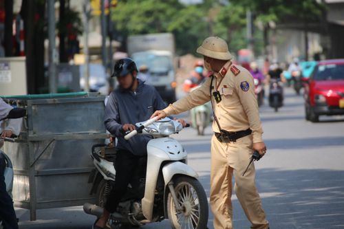 Lực lượng chức năng xử lý trường hợp điều khiển phương tiện vi phạm an toàn giao thông. Ảnh: CAHN