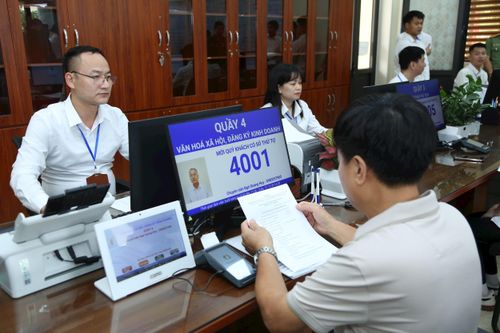 Cán bộ UBND xã Phúc Thịnh giải quyết thủ tục hành chính cho người dân. Ảnh: QUANG THÁI