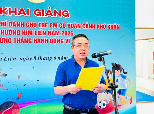 Phó Giám đốc Trung tâm Văn hóa, Thông tin và Thể thao phường Kim Liên Nguyễn Việt Tân phát biểu tại Lễ khai giảng. Ảnh: PV