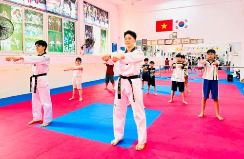 Các em thiếu nhi tham dự lớp Võ Taekwondo ngay sau Lễ khai giảng. Ảnh: PV