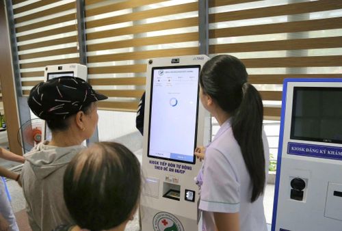 Kiosk tiếp đón tự động tại Bệnh viện Đa khoa Đức Giang.