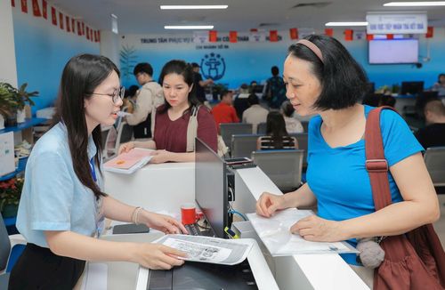 Người dân đến giao dịch tại Trung tâm Phục vụ hành chính công thành phố Hà Nội.
