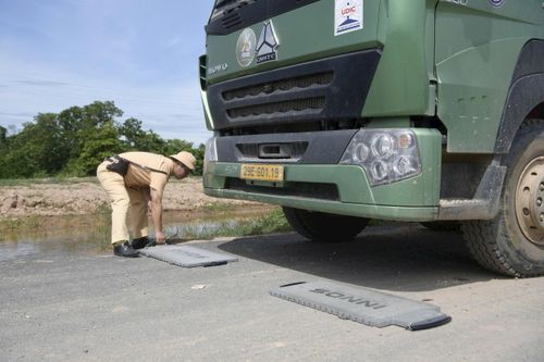CSGT tiến hành kiểm tra tải trọng tại chỗ, phát hiện 3 phương tiện vi phạm. Ảnh: Phạm Công