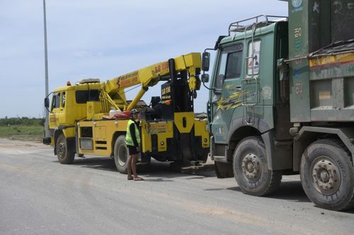 Đối với các phương tiện chây ỳ, không xuất trình giấy tờ, lực lượng CSGT cẩu kéo, tạm giữ phương tiện. Ảnh: Phạm Công