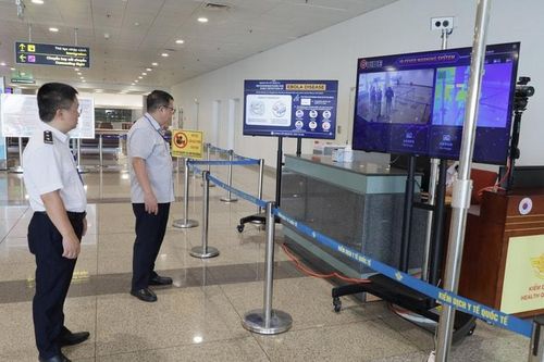 Khu vực hành khách quốc tế nhập cảnh được bố trí 2 luồng kiểm tra với 4 máy đo thân nhiệt tự động. (Ảnh: Mai Trang).