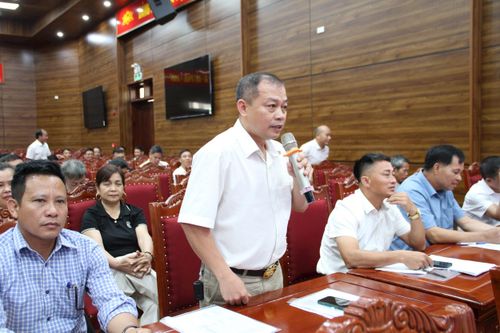 Trưởng thôn Ái Nàng Nguyễn Tiến Đức phát biểu ý kiến. Ảnh: Biên Phạm