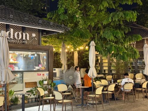Không gian Phố Sách Hà Nội được trang trí bằng ô màu, đèn và khu vực nghỉ chân, tạo điểm đến cho thanh thiếu niên và các gia đình trong dịp hè. Ảnh: Thu Na