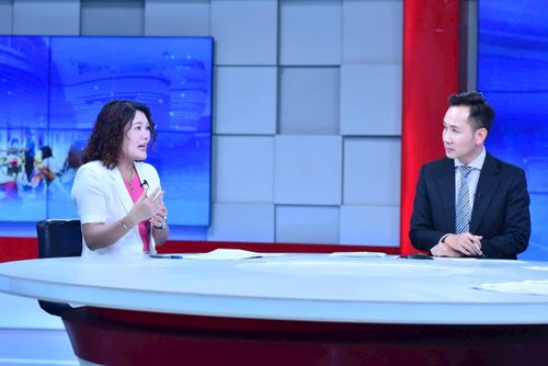 Phó Chủ tịch UBND xã Chuyên Mỹ Nguyễn Thị Thùy Hương trao đổi tại chương trình. Ảnh: Phan Anh
