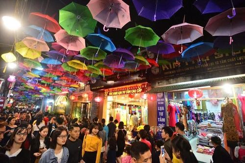 Du khách tham quan, trải nghiệm Làng nghề dệt lụa Vạn Phúc. Ảnh: Khánh Huy
