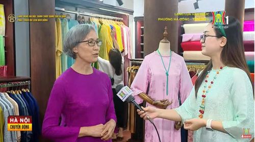 Nghệ nhân Lê Thị Kim Thư (phường Hà Đông, thành phố Hà Nội) trao đổi với phóng viên Cơ quan Báo và Phát thanh truyền hình Hà Nội. Ảnh: PV
