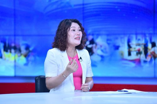 Bà Nguyễn Thị Thùy Hương, Phó Chủ tịch UBND xã Chuyên Mỹ trao đổi tại chương trình. Ảnh: Phan Anh