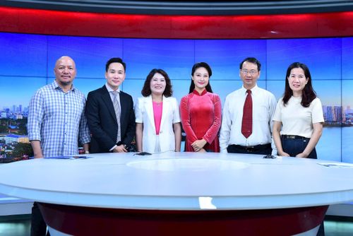 Các khách mời và ê-kíp thực hiện chương trình Hà Nội Chuyển động “Làng nghề Hà Nội: Đánh thức sáng tạo di sản, phát triển du lịch bền vững”. Ảnh: Phan Anh