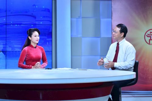 Ông Nguyễn Tiến Đạt, Phó Chủ tịch Hiệp hội Du lịch Hà Nội, kiêm Giám đốc Công ty Du lịch AZA Travel trao đổi tại chương trình. Ảnh: Phan Anh