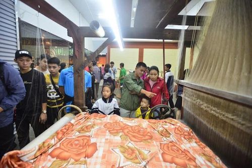 Du khách tham quan, trải nghiệm Làng nghề dệt lụa Vạn Phúc. Ảnh: Khánh Huy