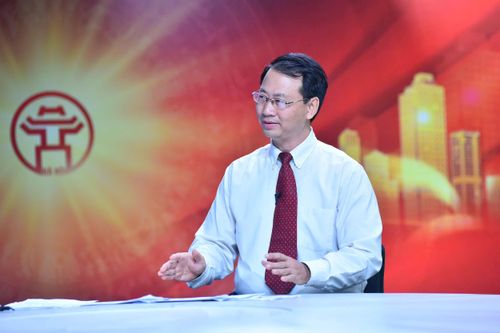 Ông Nguyễn Tiến Đạt, Phó Chủ tịch Hiệp hội Du lịch Hà Nội, kiêm Giám đốc Công ty Du lịch AZA Travel trao đổi tại chương trình. Ảnh: Phan Anh