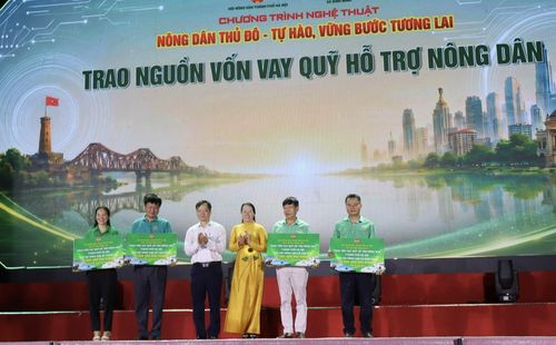 Lãnh đạo Hội Nông dân thành phố Hà Nội trao 10 tỷ nguồn vốn vay Quỹ hỗ trợ nông dân cho Hội Nông dân 4 xã: Bình Minh, Thanh Oai, Tam Hưng, và Dân Hòa. Ảnh: Hải Yến 