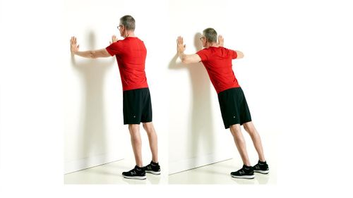 Bài tập chống đẩy dựa vào tường là lựa chọn an toàn giúp tăng cường cơ thân trên.