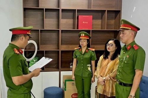 Công an tống đạt quyết định khởi tố đối với Lê Thị Oanh. Ảnh: Công an TP Đà Nẵng.