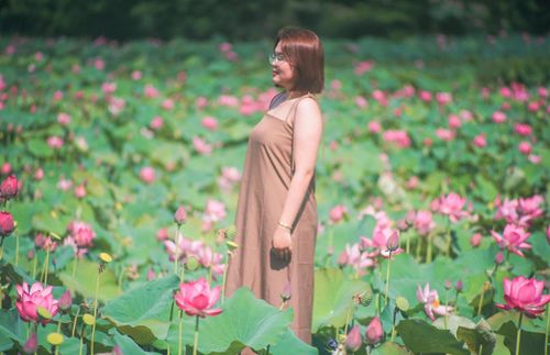 Du khách chụp ảnh lưu niệm tại đầm sen Trà Lý. Ảnh: TT.