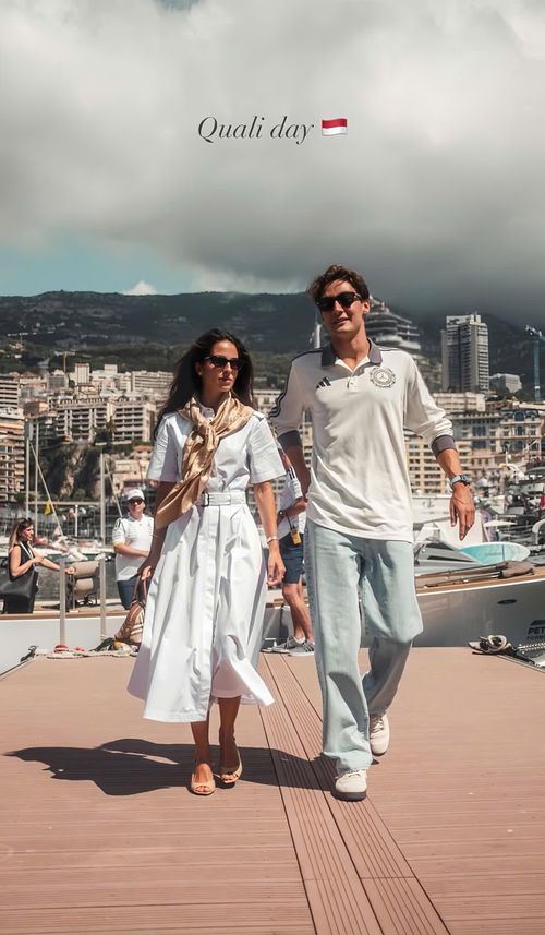 Xuất hiện bên tay đua George Russell là Carmen Montero Mundt với váy sơ mi midi màu trắng, thiết kế cổ đứng và hàng cúc chạy dọc thân. Phần chân váy xòe nhẹ với các nếp gấp mềm tạo cảm giác bay bổng khi di chuyển. Cô cũng kết hợp dùng khăn lụa màu kem và kính mát tối màu, mang lại vẻ thời thượng cho vẻ ngoài. Carmen hiện sống tại Monaco và làm influencer về lifestyle và tài chính, cặp đôi đã hẹn hò được 6 năm. Ảnh: @carmenmmundt/IG.