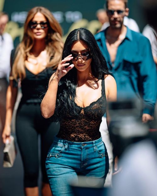 Nổi bật nhất dàn WAG năm nay là Kim Kardashian, khi cô lần đầu công khai xuất hiện để cổ vũ bạn trai Lewis Hamilton. Theo đó, nữ tỷ phú đã bay tới Monaco để đồng hành cùng tay đua Ferrari trong giai đoạn mối quan hệ của cả hai đang có nhiều tiến triển tốt đẹp. Kim gây ấn tượng với thiết kế ren đen xuyên thấu, phối cùng quần jeans và kính râm, xuất hiện trên du thuyền tại vùng Riviera của Pháp. Sự có mặt của Kim diễn ra trong bối cảnh Hamilton đang có phong độ thi đấu tích cực cùng Ferrari. Ảnh: @f1/IG.