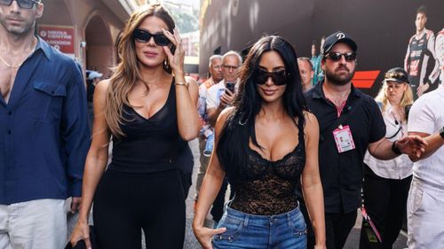 Trước thềm diễn ra chặng Monaco Grand Prix 2026, dàn WAGs đồng loạt đổ về Monaco để cổ vũ các tay đua F1. Sự xuất hiện của các cô nàng cũng nhanh chóng trở thành tâm điểm, khi mỗi người đều lựa chọn những bộ trang phục nổi bật, đúng tinh thần “paddock fashion”, thời trang phía sau trường đua, để cổ vũ nửa kia. Ảnh: Alexander Neis/Imago Images.