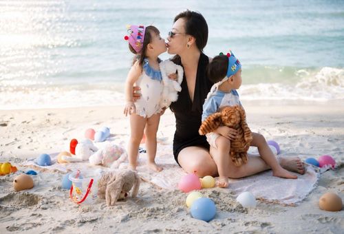 Hình ảnh mới đây của Phương Oanh bên 2 con. Ảnh: FBNV.