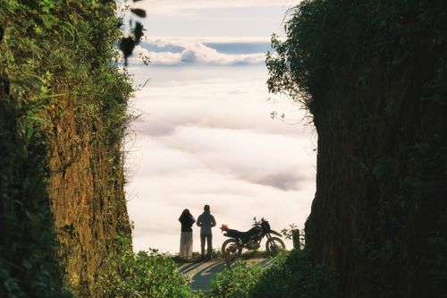 Du khách "săn mây" tại Đỉnh Gió, xã Tà Xùa, Sơn La, tháng 11/2025. Ảnh: Diệp Hữu Đạt.