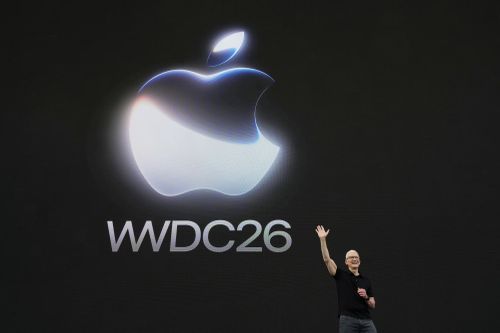  Tim Cook có lần cuối đứng trên sân khấu WWDC với cương vị CEO Apple. Ảnh: Bloomberg. 