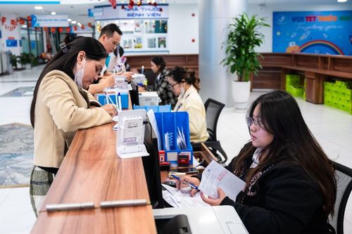 Người tham gia BHYT sẽ được quỹ bảo hiểm thanh toán một phần chi phí khám ngoại trú trái tuyến từ ngày 1/7. Ảnh: Đinh Hà.