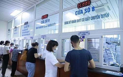 Theo bà Trang, quy định mới giúp giảm đáng kể số tiền người bệnh phải tự chi trả khi lựa chọn khám trái tuyến. Ảnh: BHXH.