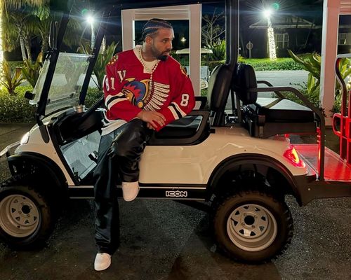  Nam rapper từng phủ nhận việc anh mang đến vận xui cho các đội thể thao, theo People. Ảnh: @champagnepapi.