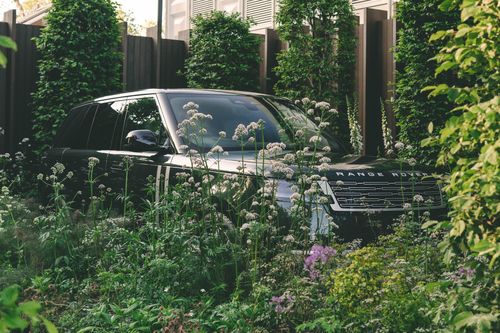  Range Rover Electric được phát triển trên nền tảng điện áp 800 V do JLR tự phát triển. Xe sẽ có cả 2 phiên bản trục cơ sở tiêu chuẩn (SWB) và trục cơ sở kéo dài (LWB). 