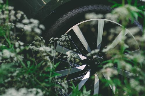  Đặc biệt hơn, mẫu SUV này được trang bị thiết kế mâm hoàn toàn mới, vốn chưa từng được sử dụng trên dòng Range Rover. Chụp mâm cũng mang huy hiệu EV. 