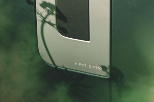  Khu vực mang cá thân xe được trang trí với dòng chữ "First Edition" (phiên bản đầu tiên), cho thấy đây sẽ là gói nâng cấp độc quyền dành riêng cho mẫu xe điện hoàn toàn mới. 