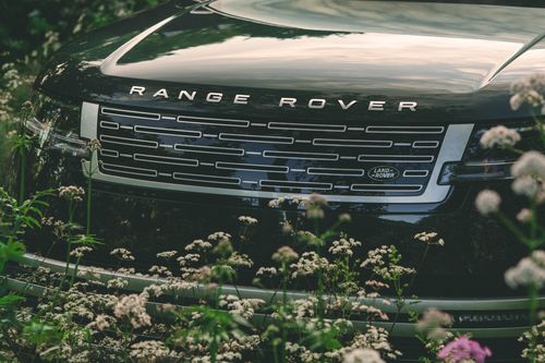  Range Rover Electric được dự đoán có mức giá khoảng 200.000 USD. Theo JLR, đã có hơn 61.000 đơn đặt hàng dành cho mẫu xe thuần điện cao cấp này. 